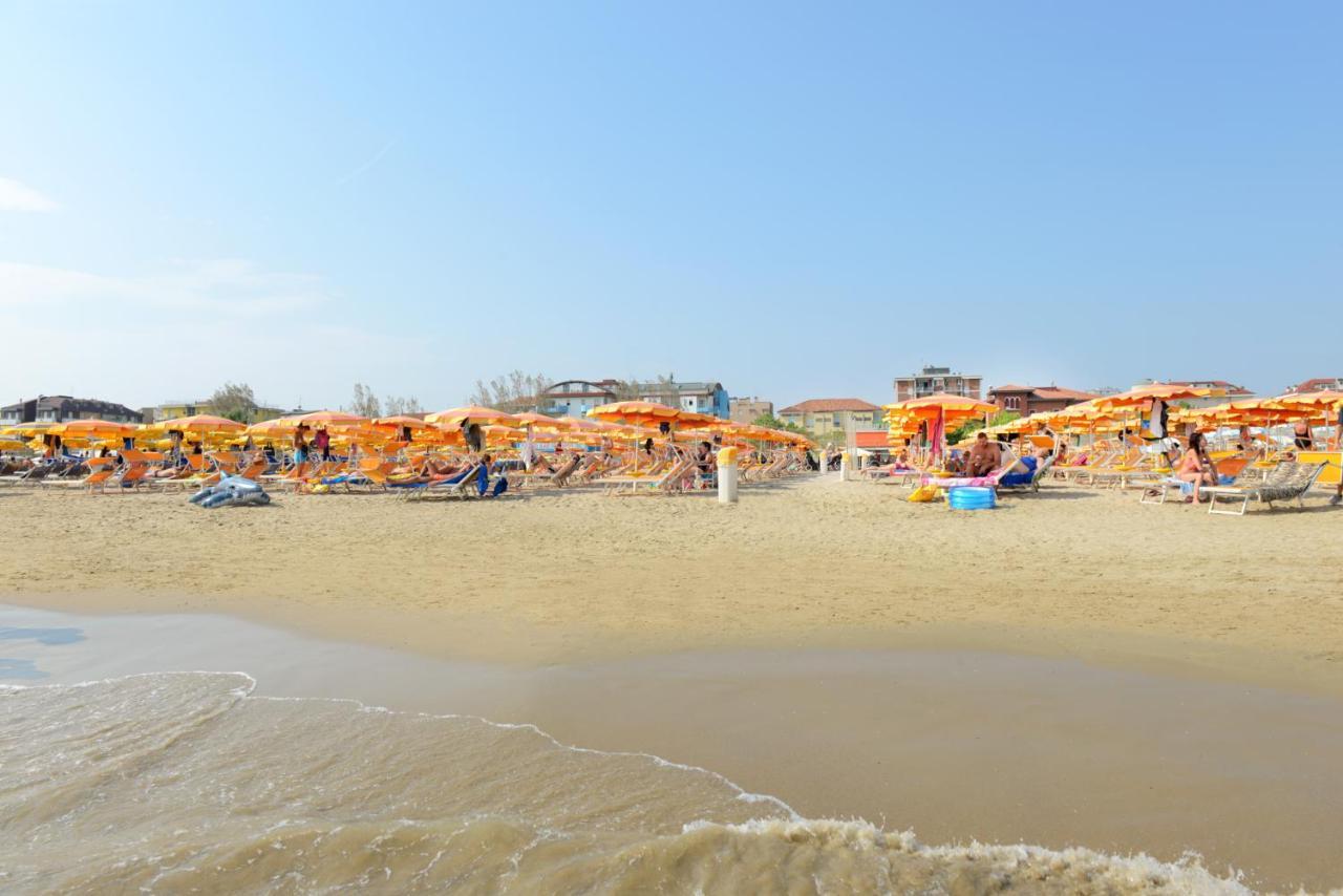 Hotel Flora Capri Cesenatico Exterior foto