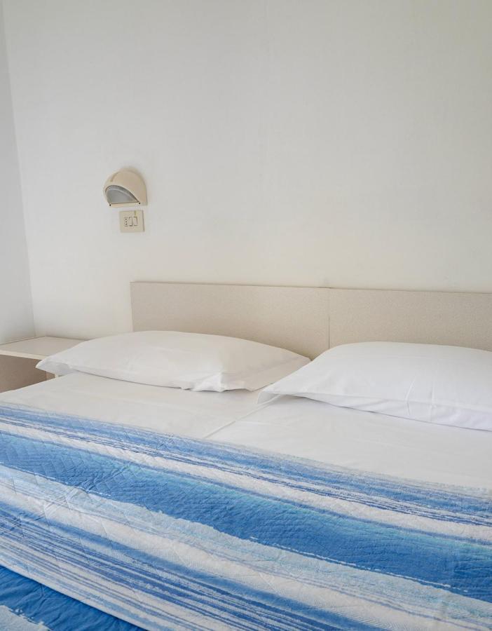 Hotel Flora Capri Cesenatico Quarto foto